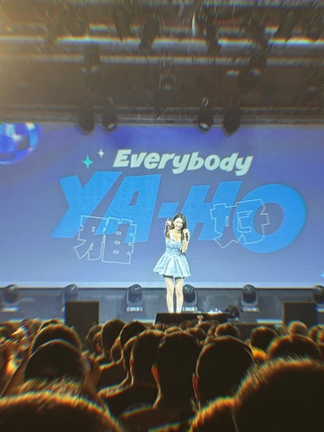 李娅英首次个人直播演出圆满成功多亏了粉丝们顺利完成