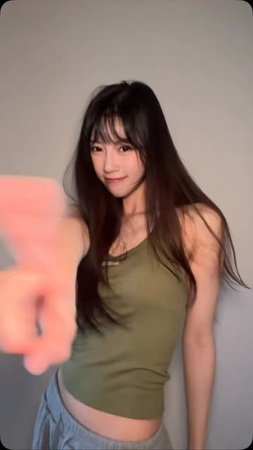 Lee Mi-joo, wearing a green sleeveless top with long hair down, bright smile... Radiating healthy beauty in recent updates