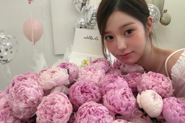 IVE 张元英公开22岁生日近况蛋糕花束认证照引关注
