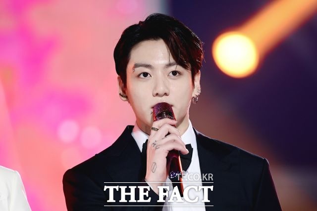 BTS JUNG KOOK、米ロサンゼルスで誕生日イベント...ファンに直接Tシャツ・王冠をプレゼント