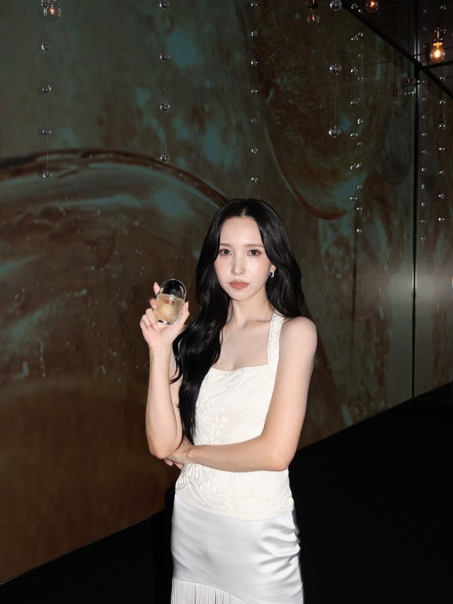 Mina appears at the SK-II event wearing a white dress, exuding a pure charm
