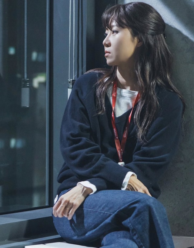 Gong Hyo-jin reveals a deeply thoughtful look on SNS... exuding a sophisticated atmosphere