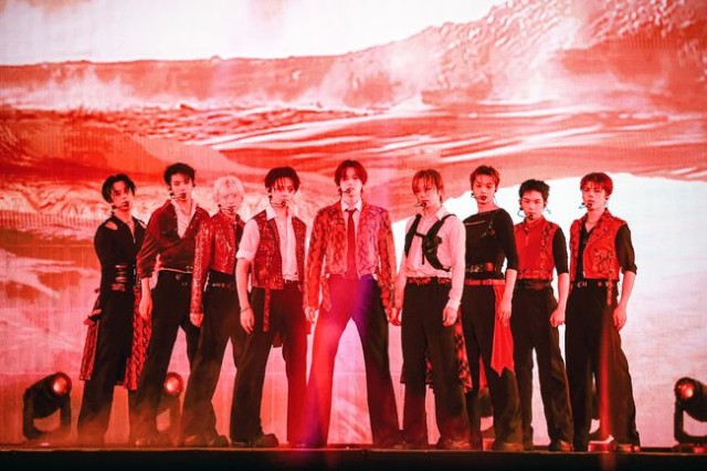 &TEAM、日本ベルーナドームで初の単独コンサートを成功させる...29曲・BTSカバーで華やかなステージ