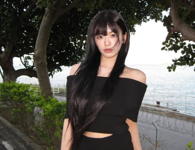 IVE Ahn Yujin reveals a selfie saying, 'I want to cut my bangs'... Black off-shoulder + denim fashion catches attention