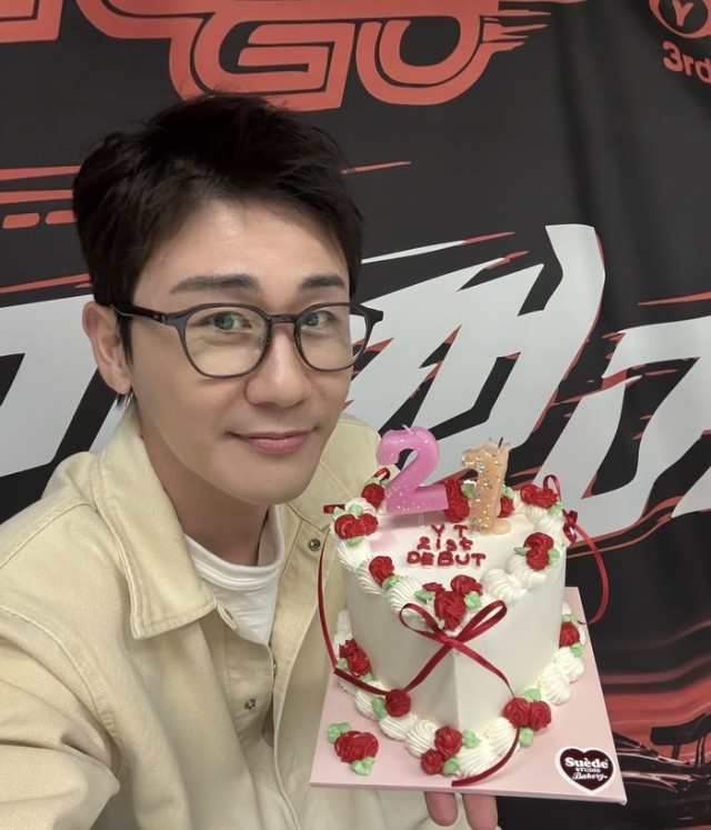 Young Tak releases SNS commemorative photo for 21st debut anniversary... Fans flood with congratulations