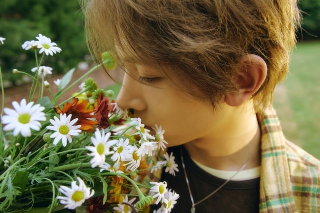 Evan's first mini-album 'DEATH OF ME' is a half-million seller... Sweeping overseas charts as well