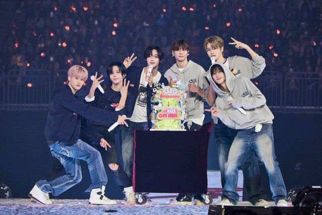 RIIZE successfully held a fan meeting celebrating their 3rd debut anniversary... pledged a '300th anniversary' with 23,000 fans