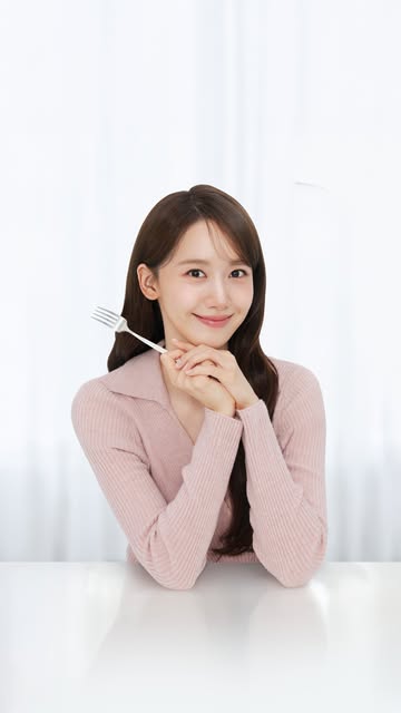 Yoona delivers warm everyday messages with Chung Jung One... joins in celebrating the 30th anniversary