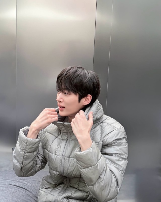 Byeon Wooseok shares daily life on SNS... 