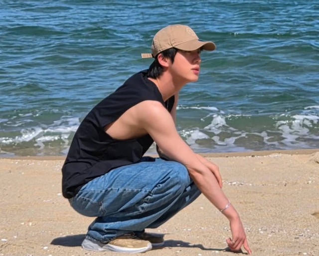 BTS JIN、海辺の近況を公開...10月にコロンビアワールドツアー初公演が決定