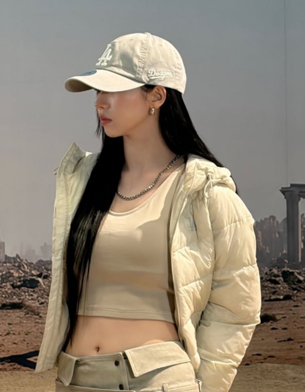 aespa KARINA、'秋の香り'パディングルック公開...スリム+グラマラスなラインが注目