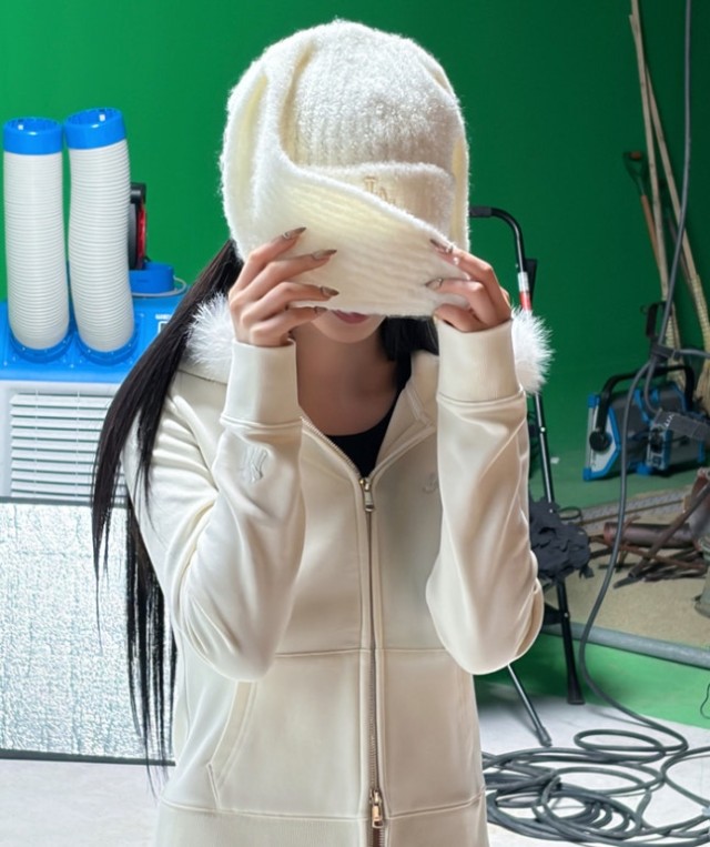 KARINA、「秋の香り」たっぷり...クロップドパディングで季節感をアピールした