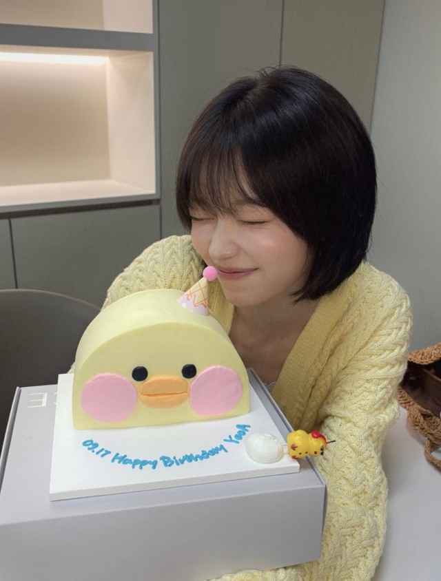 誕生日を迎えた幼児、黄色のセーターを着て明るい笑顔...「ファンの皆さんありがとう」