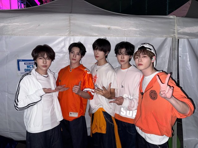 NCT DREAM, Surprise Visit to Dongguk University... White T-Shirts and V-Pose 