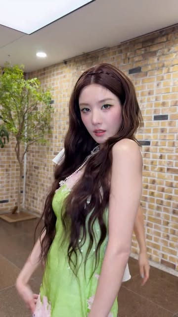KWON EUN BI、緑のドレスを着て優雅な魅力を発散...「上海ロマンス」近況公開
