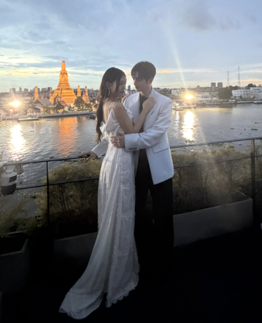 ソ・ガンジュン・アン・ウンジン、タイの夜空の下で仲良しツーショット...『君じゃない別の恋』撮影現場公開