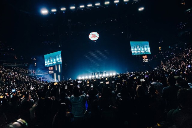 BTSiHeartRadioミュージックフェスティバルで華やかなステージを披露完璧な息の合い方で会場を盛り上げる