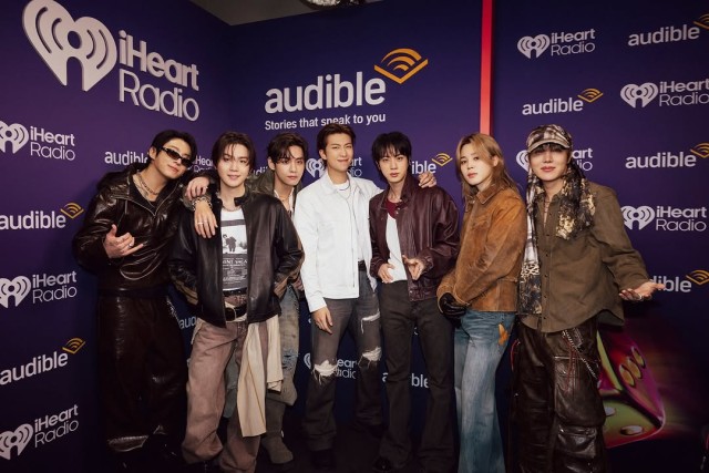 BTSiHeartRadioミュージックフェスティバルで華やかなステージを披露完璧な息の合い方で会場を盛り上げる