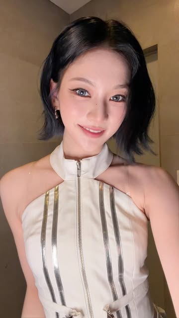 STAYC ISA、白いドレスを着て清純な美貌を誇示