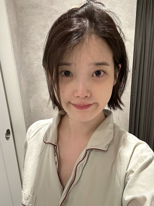 IU、「ショートヘアの人の生活」から「ロングヘアの人のビジネス」まで40枚の写真を公開