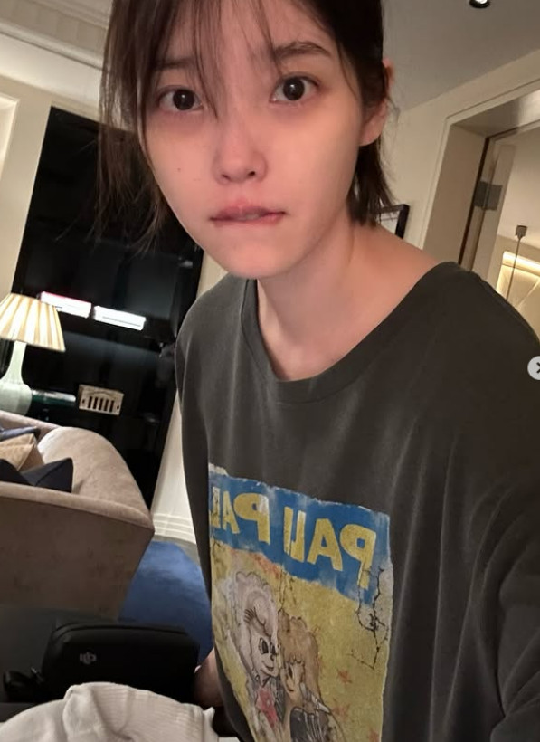 IU、「ショートヘアの人の生活」から「ロングヘアの人のビジネス」まで40枚の写真を公開