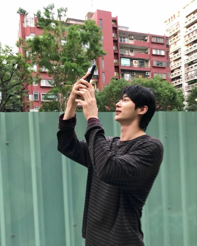 Byeon Wooseok shares a relaxed daily life for the holiday... 