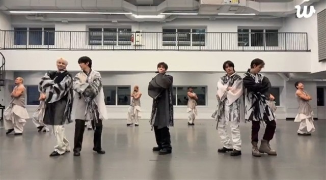 TXT、フェスティバル中止でもファンのためのライブ...練習室で5曲完璧なステージ