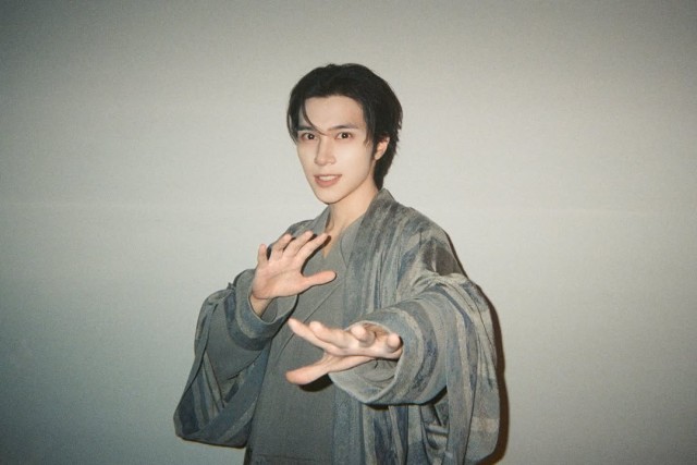 NCT HENDERY、誕生日を迎え、明るい笑顔でファンをときめかせる