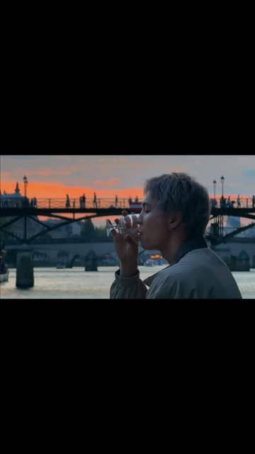 NCT Johnny collaborates with Acne Studios... Relaxed recent update with a sunset background