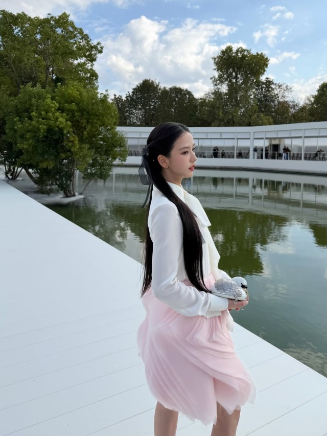 Jisoo showcases unparalleled elegance at the Dior Paris collection... pairing a white blouse with a pink tulle skirt