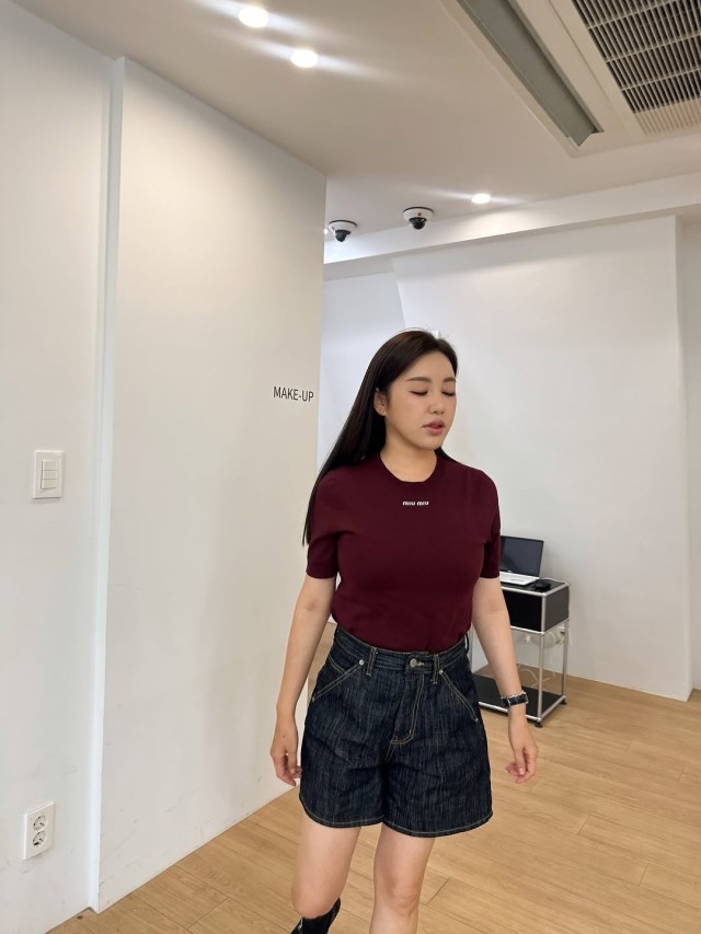 Song Ga-In、バーガンディのTシャツで完成させた秋のファッション...「雰囲気の女神」