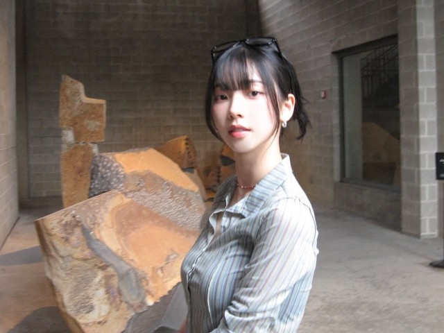 aespa KARINA北美巡演现场自然展示日常生活边吃墨西哥卷饼边搭配太阳镜造型引人注目