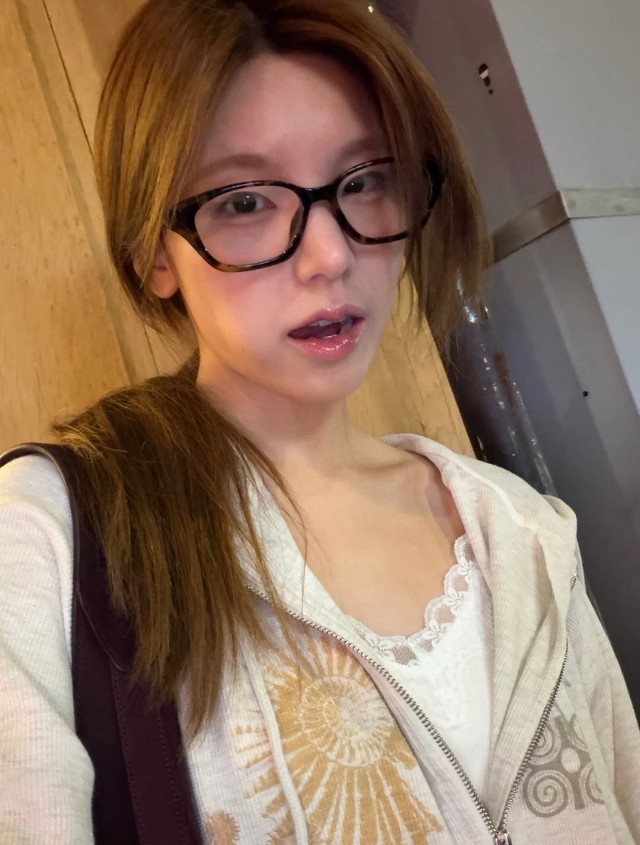 黄礼志,在巴黎时装周以酒红色皮夹克展现酷感