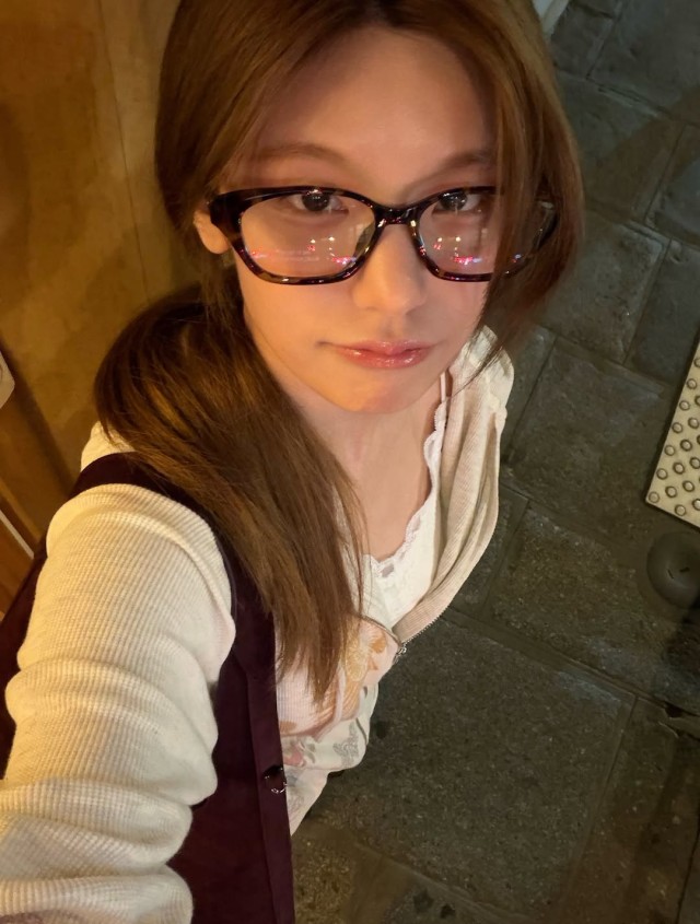 黄礼志在巴黎时装周以酒红色皮夹克展现酷感