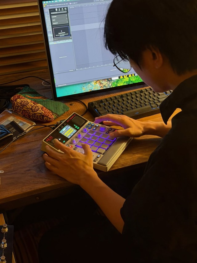 洪以朔在SNS上公开日常从舞台到工作室多彩的样子