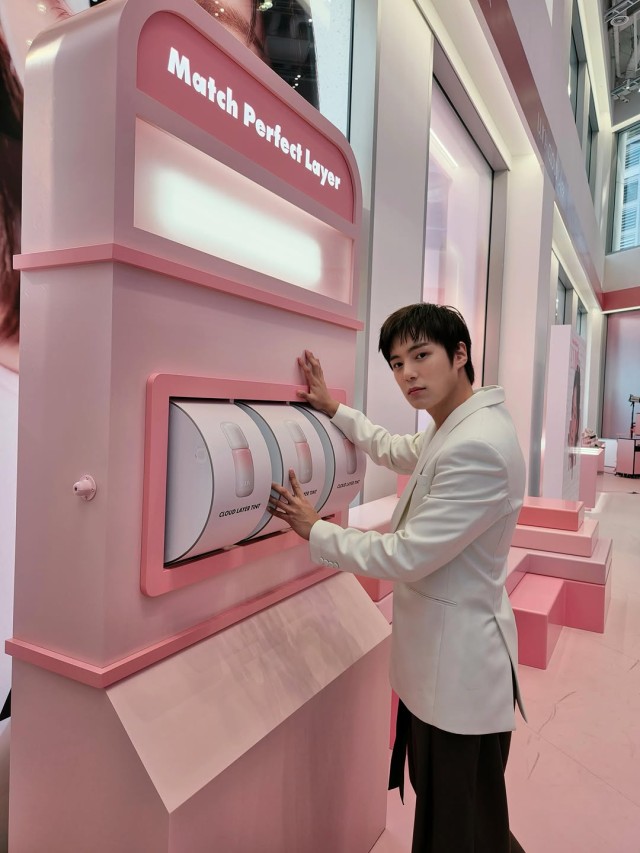 Minhyuk at the cosmetic brand event shows off a warm charm... stylishly dressed in a white suit