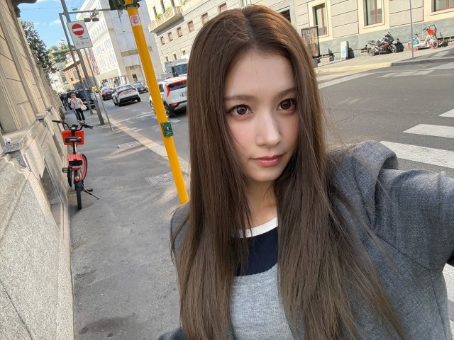 Sana attends Milan Fashion Week... reveals chic miniskirt look