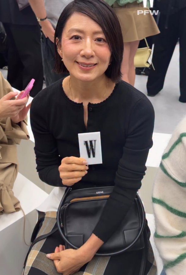 김희애, 59세 자연美 빛났다...파리 패션위크 로에베 쇼 참석