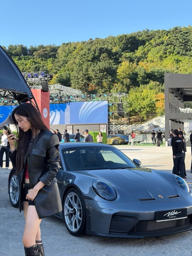 문가영, 포르쉐 행사서 시크한 매력 발산...