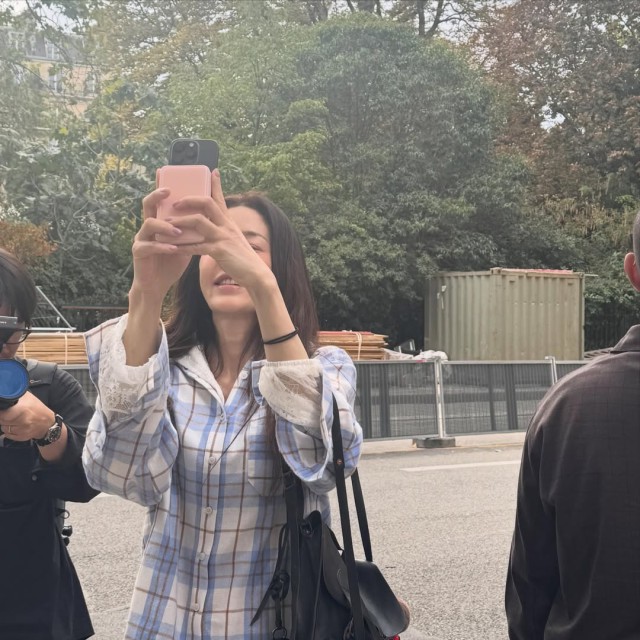 コヒョンジョンパリで洗練された日常を公開55歳とは思えない変わらぬ美貌