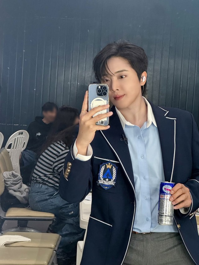 Hwang Yoon-sung、制服姿の近況公開...「伝説高3年1組」