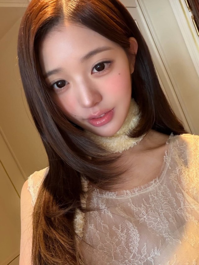 장원영, 디올 2027 S/S 파리 쇼 첫 공식 참석...독특한 레이스 룩 '주목'