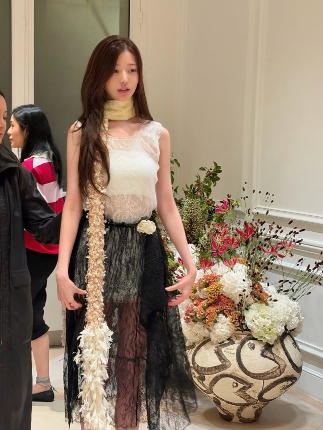 장원영 디올 2027 SS 파리 쇼 첫 공식 참석독특한 레이스 룩 주목