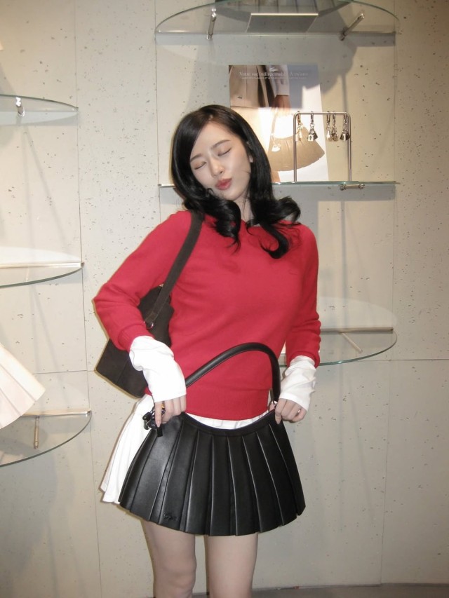아이브 안유진, 파리서 레드룩+블랙 플리츠...라코스테 앰버서더 미모 과시