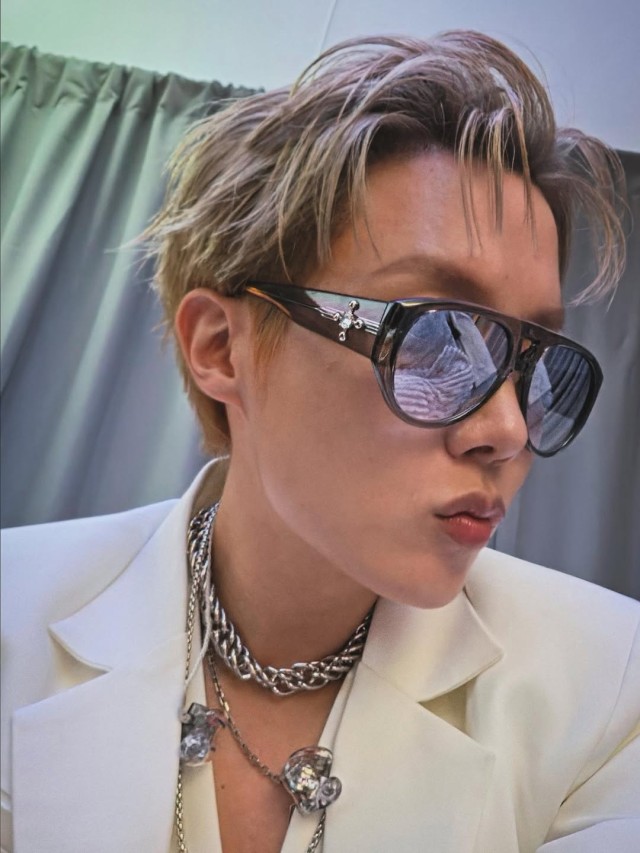 J-HOPE bursts with charisma on the Colombian stage... wearing a white jacket and sunglasses