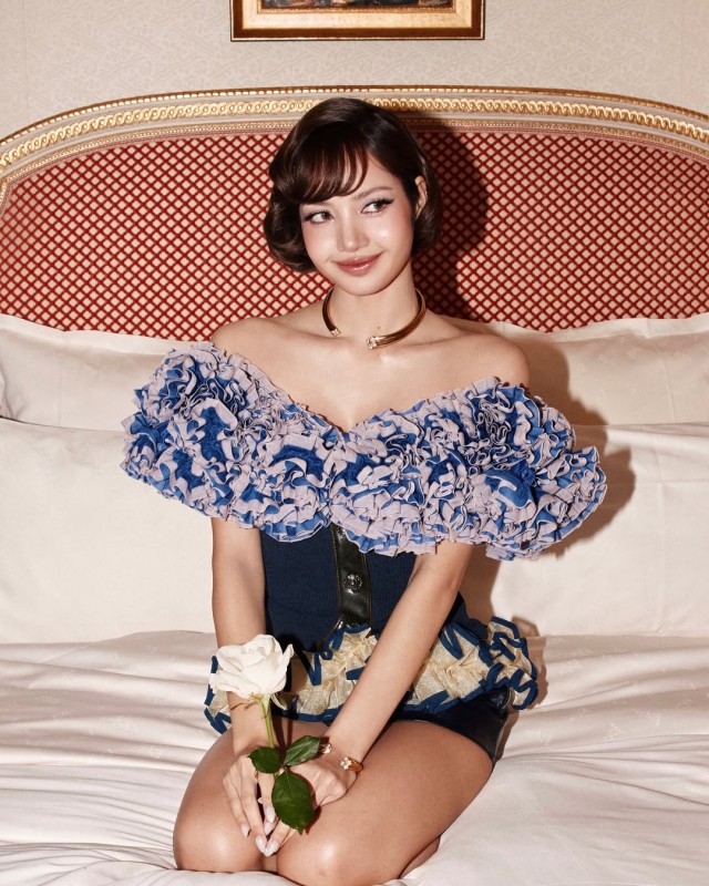 BLACKPINK リサ花柄のドレスを着てベッドでくつろぐ優雅な魅力