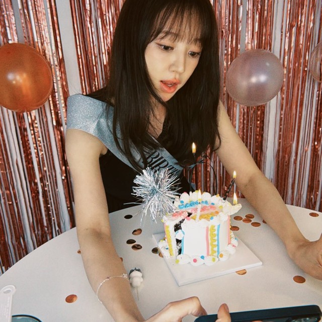 ユン・ウネ、誕生日を迎え華やかなパーティー写真を公開...「王冠をかぶった女王のオーラ」
