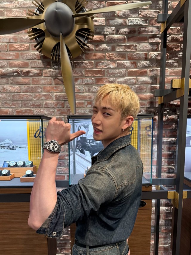 邦灿,金发牛仔装......品牌活动中悠闲的微笑
