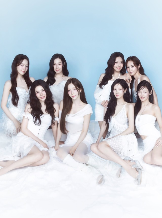 ティファニー・ヤング、Girls' Generation 20周年記念写真公開...8人完全体ポーズが注目