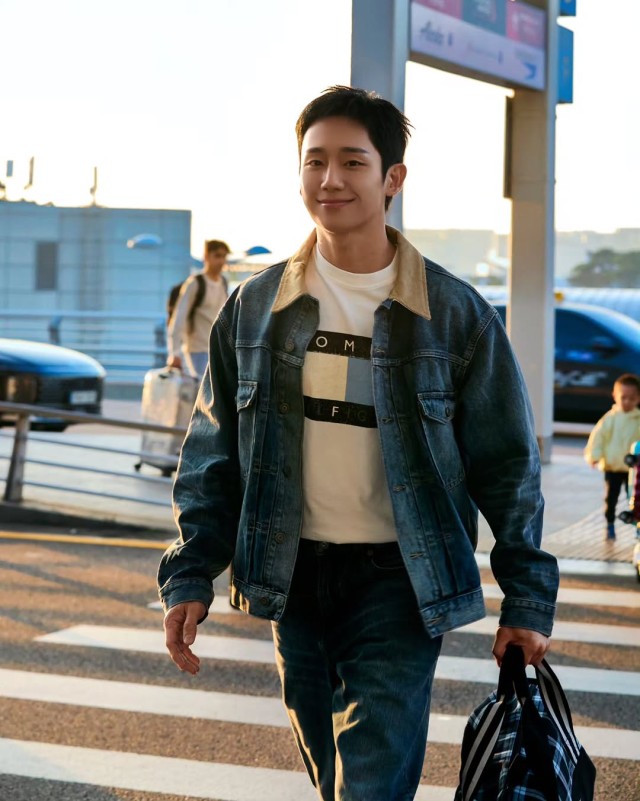 Jung Hae-in departs for New York Fashion Week... showcasing sophistication with denim-on-denim fashion